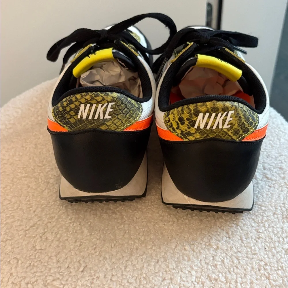 Women’s Nike Daybreak QS Sneaker in Dynamic Yellow  RARE 7 EUC - Picture 4 of 7